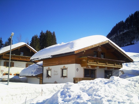 Eingeschneites Haus Steinkarblick und Berghusl -  Berwang Rinnen Tirol